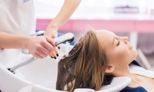 young-woman-getting-new-hairstyle-professional-hair-styling-saloon-hairdresser-is-massaging-her-head-min